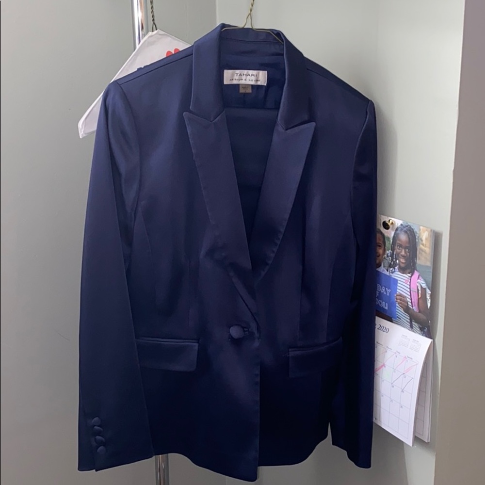 Tahari Satin Women’s Suit